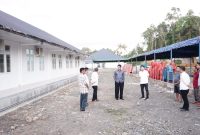 Foto : Bupati Nias Barat, Khenoki Waruwu Saat Meninjau Kesiapan RS Pratama Lologolu