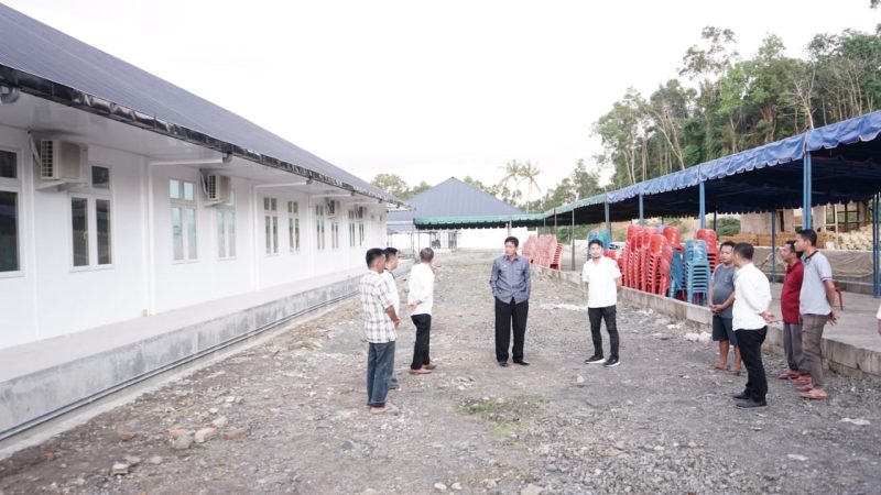 Foto : Bupati Nias Barat, Khenoki Waruwu Saat Meninjau Kesiapan RS Pratama Lologolu