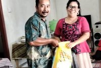 Foto : Sekretaris Kanita, David Leo Lase saat Menyerahkan Aksi Sosial Terdampak Banjir kepada Br Silalahi, Minggu (9/3).