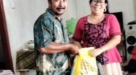 Foto : Sekretaris Kanita, David Leo Lase saat Menyerahkan Aksi Sosial Terdampak Banjir kepada Br Silalahi, Minggu (9/3).