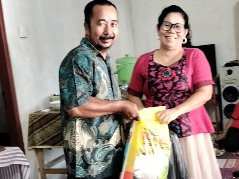Foto : Sekretaris Kanita, David Leo Lase saat Menyerahkan Aksi Sosial Terdampak Banjir kepada Br Silalahi, Minggu (9/3).