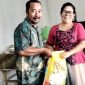 Foto : Sekretaris Kanita, David Leo Lase saat Menyerahkan Aksi Sosial Terdampak Banjir kepada Br Silalahi, Minggu (9/3).