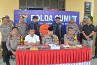 Foto : Kapolres Labusel, AKBP Aditya SP Sembiring didampingi Kasat Reskrim, AKP Endang R Ginting merilis pengungkapan kasus pembunuhan wanita terkubur, Jumat (4/4/2025)