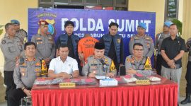 Foto : Kapolres Labusel, AKBP Aditya SP Sembiring didampingi Kasat Reskrim, AKP Endang R Ginting merilis pengungkapan kasus pembunuhan wanita terkubur, Jumat (4/4/2025)