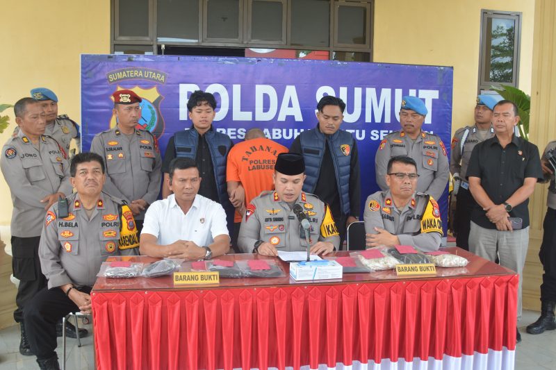 Foto : Kapolres Labusel, AKBP Aditya SP Sembiring didampingi Kasat Reskrim, AKP Endang R Ginting merilis pengungkapan kasus pembunuhan wanita terkubur, Jumat (4/4/2025)