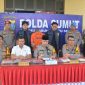 Foto : Kapolres Labusel, AKBP Aditya SP Sembiring didampingi Kasat Reskrim, AKP Endang R Ginting merilis pengungkapan kasus pembunuhan wanita terkubur, Jumat (4/4/2025)