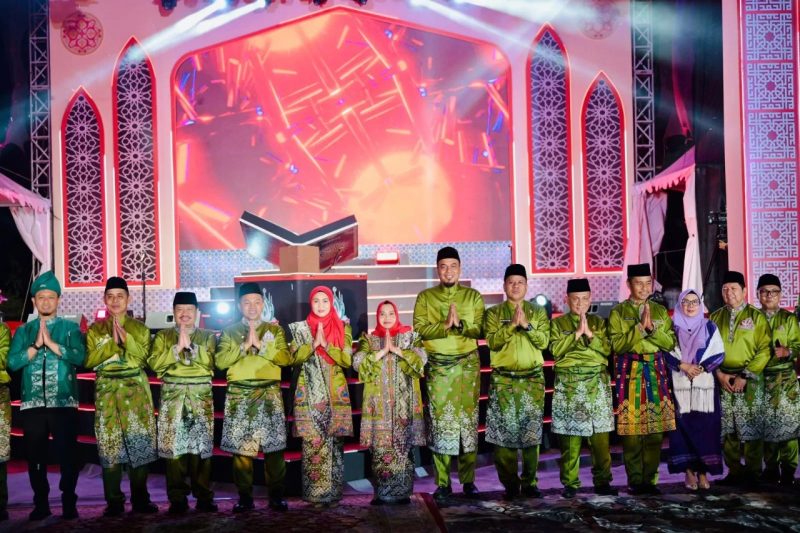 Foto: Bersama Kepala Daerah Se-Propinsi Riau di acara pembukaan MTQ Ke-34 Tingkat Provinsi Riau di Bengkalis.