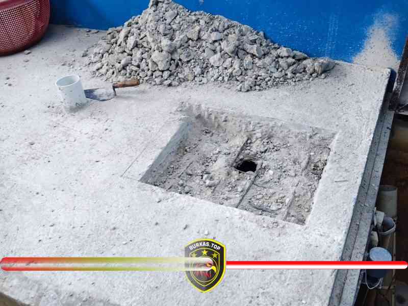 Foto: Pasca diprotes warga, bak penyaring limbah dapur MBG di Jl. Sembilang mulai dibongkar, Sabtu (25/04/2026).