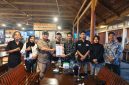 Ketua DPD GWI Riau Bomen didampingi Sekretaris Relas menyerahkan SK kepengurusan DPC GWI Kota Pekanbaru kepada Ketua DPC GWI Kota Pekanbaru Kend Zai, Kamis (20/8/2026). (Foto : GWI Riau/Burkastop)