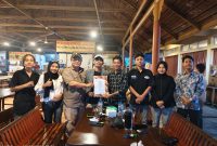 Ketua DPD GWI Riau Bomen didampingi Sekretaris Relas menyerahkan SK kepengurusan DPC GWI Kota Pekanbaru kepada Ketua DPC GWI Kota Pekanbaru Kend Zai, Kamis (20/8/2026). (Foto : GWI Riau/Burkastop)