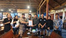 Ketua DPD GWI Riau Bomen didampingi Sekretaris Relas menyerahkan SK kepengurusan DPC GWI Kota Pekanbaru kepada Ketua DPC GWI Kota Pekanbaru Kend Zai, Kamis (20/8/2026). (Foto : GWI Riau/Burkastop)