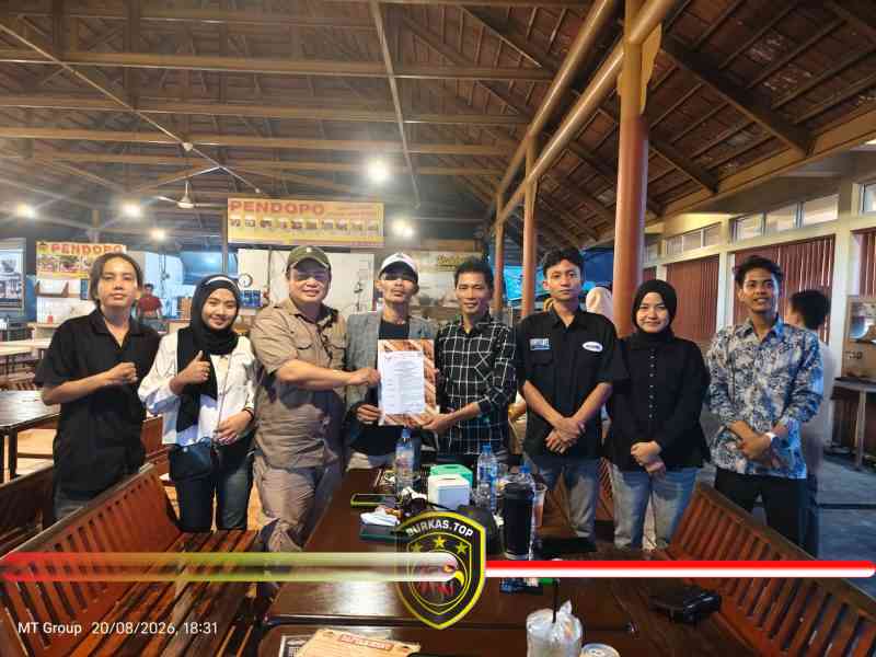 Ketua DPD GWI Riau Bomen didampingi Sekretaris Relas menyerahkan SK kepengurusan DPC GWI Kota Pekanbaru kepada Ketua DPC GWI Kota Pekanbaru Kend Zai, Kamis (20/8/2026). (Foto : GWI Riau/Burkastop)