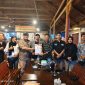 Ketua DPD GWI Riau Bomen didampingi Sekretaris Relas menyerahkan SK kepengurusan DPC GWI Kota Pekanbaru kepada Ketua DPC GWI Kota Pekanbaru Kend Zai, Kamis (20/8/2026). (Foto : GWI Riau/Burkastop)