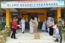 Foto: PT Arara Abadi Unit APP Group saat menyalurkan puluhan ribu masker kepada siswa SD/SMP di Pekanbaru, Selasa (15/9/2026).