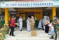 Foto: PT Arara Abadi Unit APP Group saat menyalurkan puluhan ribu masker kepada siswa SD/SMP di Pekanbaru, Selasa (15/9/2026).