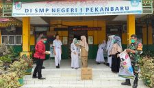 Foto: PT Arara Abadi Unit APP Group saat menyalurkan puluhan ribu masker kepada siswa SD/SMP di Pekanbaru, Selasa (15/9/2026).