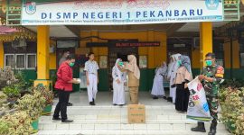 Foto: PT Arara Abadi Unit APP Group saat menyalurkan puluhan ribu masker kepada siswa SD/SMP di Pekanbaru, Selasa (15/9/2026).
