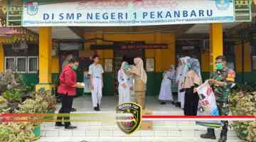 Foto: PT Arara Abadi Unit APP Group saat menyalurkan puluhan ribu masker kepada siswa SD/SMP di Pekanbaru, Selasa (15/9/2026).