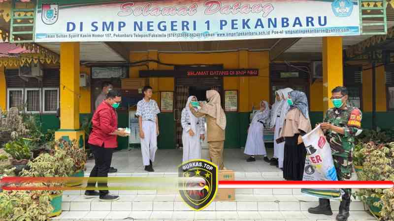 Foto: PT Arara Abadi Unit APP Group saat menyalurkan puluhan ribu masker kepada siswa SD/SMP di Pekanbaru, Selasa (15/9/2026).