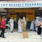 Foto: PT Arara Abadi Unit APP Group saat menyalurkan puluhan ribu masker kepada siswa SD/SMP di Pekanbaru, Selasa (15/9/2026).